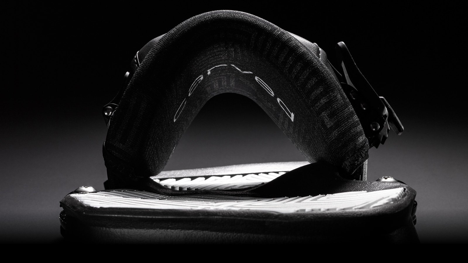 Auch auf der Innenseite sind die Straps gestaltet und spiegeln die Prägung der Pads als Ton-in-Ton-Siebdruck. Dadurch setzt sich das Linienmuster umlaufend fort.
&mdash;
<small>Quelle: Carved Customs / Hiss-Tec GmbH & Co KG</small>